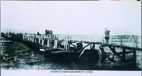 古川賃取仮橋の船橋部を渡る撫養自動車