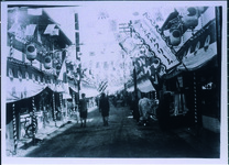 「祝通水」のデコレーションを施した商店街