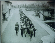 農業実習へ行進か