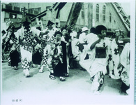 阿波踊り７－１　向こうに両国橋（映画館）が見える