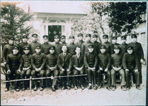 師範学校　奉安殿の前で