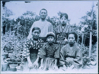 天狗さん一家。学生帽の人は３代目天狗久さん