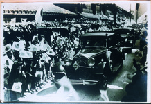 石井町　奉迎の人々で埋まる町並み