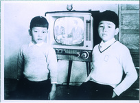 テレビの前の子供