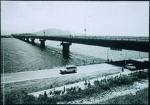 吉野川大橋より眉山を望む