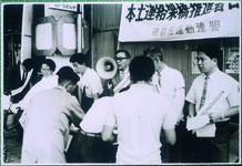 徳島駅前にて、本土連絡架橋推進街頭署名の様子