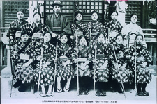 入田校高等科卒業記念に慣例の五カ所まいりをする女生徒