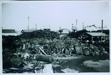 徳島駅前広場　山積みされた金屑