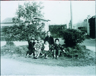 農業試験場の百葉箱と子供たち