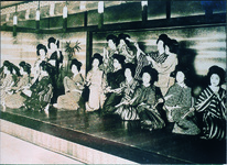 偕楽園大広間　芸者たちの踊り