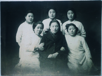 ６人の女性（コートを着た女性１人）