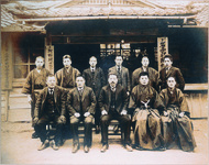 名西郡阿野村役場前の記念撮影　吏員一同　在郷軍人会阿野村分会事務所前にて