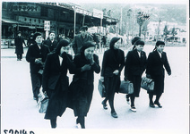 徳島駅前の女学生