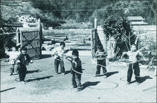 八多保育所の園児たちにもフラフープが大流行した。