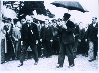 天皇巡幸　内町小学校、平和記念塔、西の丸、市役所、少年の家などを視察。案内役は原菊太郎元知事