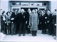 天皇巡幸　内町小学校、平和記念塔、西の丸、市役所、少年の家などを視察。案内役は原菊太郎元知事