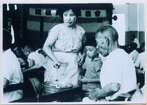 内町小での浄瑠璃大会　休憩時間にバケツにジュースを入れて売るおばさん