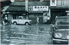 二軒屋駅すぐ近く　雨による出水