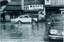 二軒屋駅すぐ近く　雨による出水