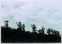 吉野川堤防での阿波踊り（写真家たちが連に頼んで堤防で踊ってもらったモデル写真。普段はここでは踊らない。）