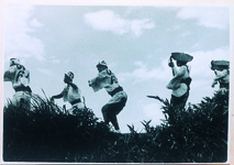 吉野川堤防での阿波踊り（写真家たちが連に頼んで堤防で踊ってもらったモデル写真。普段はここでは踊らない。）