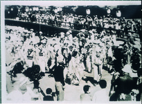 工兵橋（現在の徳住橋）の上で阿波踊り