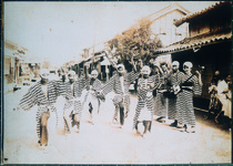 阿波踊り　吉野町西条にて阿波踊り。おじさん右から二番目