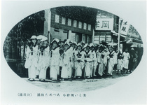 立木写真館本店の前で