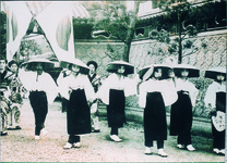 仲居連　偕楽園前にて