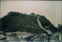 妙見山　左下は弁財天小学校