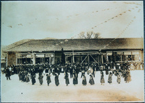 松島小学校開校５０周年記念運動会（先生たちの楽団にあわせて踊っている）