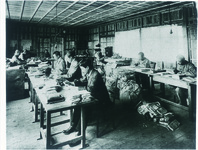 収容所管理事務室　郵便物の検閲を行う