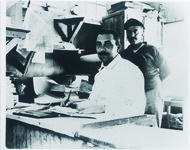 収容所内の印刷所　新聞「バラッケ」を発行