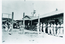 ドイツ兵の鉄棒を見学する撫中生徒