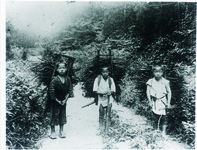 「薪を運ぶ子供たち」ドイツ兵撮影