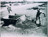 砂をまきやすくする小切りと沼井台の簀の子打ち