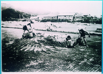 塩取りは沼井台にはなえ水を注ぎ（左）受け壺から？水を採取して（右）輸送樋（中）に入れ胴桶へ送り込む