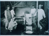 釜の横の床下に設けられた遠心分離機と塩の取り入れ装置