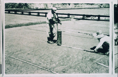 流下盤に偏流止め用の板を入れる作業