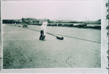 亀裂が生じた流下盤の転圧作業