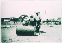 整地した流下盤の転圧作業