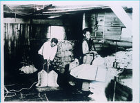 塩納屋で行われる計量と包装