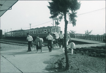 列車から降りてくる乗客たち