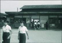 駅を出る学生達