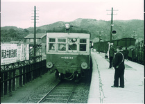 池ノ谷駅を出発するキハ０５３４＋０５３５とタブレットを持ち見送る駅員