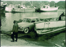 渡船「うづしお」から降りる自動車