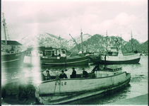 渡船「うづしお」に乗り込む人びと