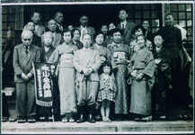 お参りする人々