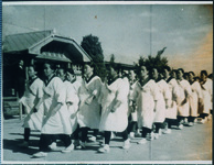 たすきをかけ歩く女性たち