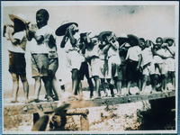 作業する子供たち